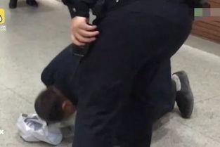 欧美人跪着干活视频,揭示现代职场的不为人知一面