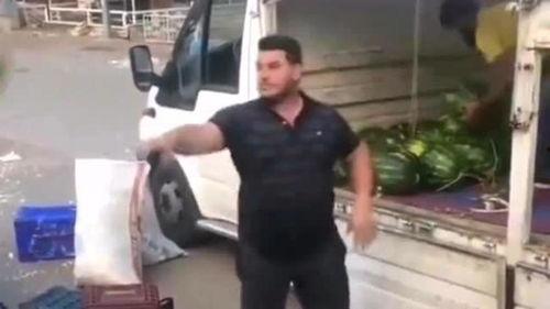 欧美人跪着干活视频,揭示现代职场的不为人知一面