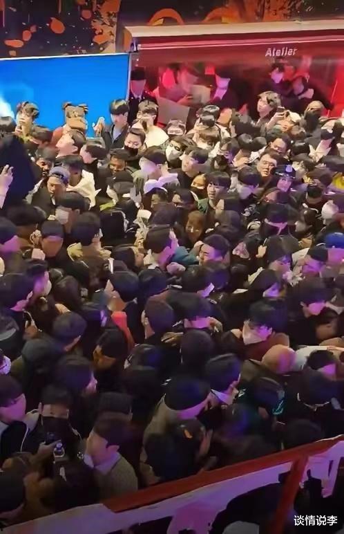 蓝色欧美风踩踏视频,惊心动魄的瞬间回顾