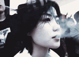 欧美女抽烟点烟视频