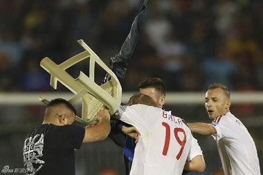 欧美球员下飞机被打视频,现场惊心动魄瞬间曝光