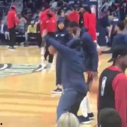 欧美球员下飞机被打视频,现场惊心动魄瞬间曝光