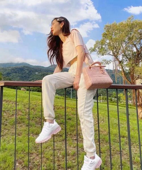 欧美豪门娇妻穿搭视频,优雅与奢华的完美融合